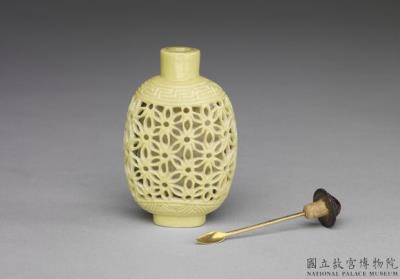 图片[2]-Porcelain-body yellow-glazed snuff bottle with openwork design, Qing dynasty, 19th century-China Archive